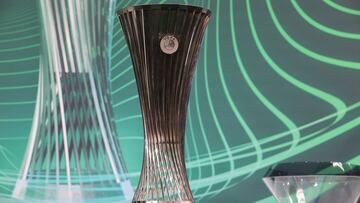 Trofeo de la Conference League.