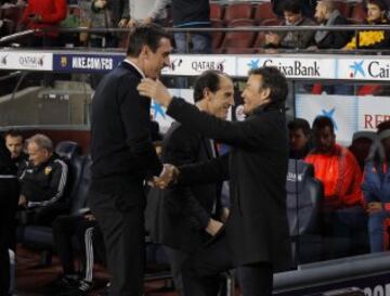 Luis Enrique y Neville se saludan antes del partido de ida de la Copa del Rey contra el Barcelona en febrero. 