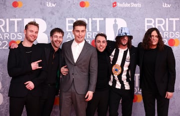 Sam Fender y los miembros de su banda.