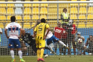 Futbol, Everton vs Universidad Catolica. 
Segunda fecha, campeonato de Clausura 2016/17.
El jugador de Universidad Catolica  Diego Buonanotte convierte un gol contra Everton durante el partido de primera division disputado en el estadio Sausalito de Via del Mar, Chile.
12/02/2017
Felipe Zanca/Photosport
*************

Football, Everton vs Universidad Catolica.   Second date, Closure Championship 2016/17.
Universidad Catolica's player Diego Buonanotte scores against Everton during the first division football match held at the Sausalito stadium in Via del Mar, Chile.
12/02/2017.
Felipe Zanca/Photosport