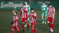 Los jugadores del Atl&eacute;tico se retiran cabizbajos tras perder ante el Cornell&agrave;.