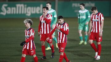 Los jugadores del Atlético se retiran cabizbajos tras perder ante el Cornellà.