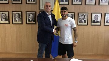 Tana durante su renovación con la UD Las Palmas.