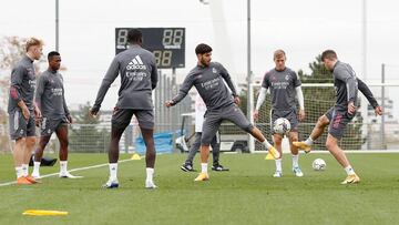 Vinicius, durante un rondo en el entrenamiento del Real Madrid.