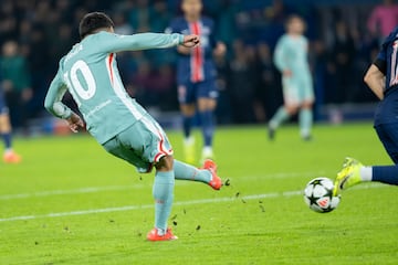 1-2. Contra del Atlético de Madrid que lleva a cabo Antoine Griezmann, pase largo a Ángel Correa que reta a su marcador, se va fácil y con un disparo raso supera a Gianluigi Donnarumma a pesar de tocar el balón con la mano derecha. En la imagen, Marquinhos.