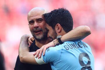 Pep Guardiola, entrenador del Manchester City, abraza a Ilkay Gündogan.