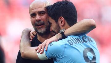 Pep Guardiola, entrenador del Manchester City, abraza a Ilkay Gündogan.