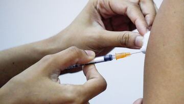 Port Klang (Malaysia), 26/04/2021.- A Malaysian Maritime Enforcement Agency officer receives a dose of Chinese Sinovac coronavirus vaccine against COVID-19 during second phase of Covid-19 vaccinations programme in Port Klang, outside Kuala Lumpur, Malaysia, 26 April 2021. The second phase involves 9.4 million senior citizens, aged 60 and above, as well as the vulnerable groups with morbidity problems, in addition to persons with disabilities. (Malasia) EFE/EPA/FAZRY ISMAIL