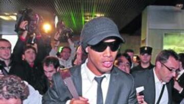 <b>LAS CÁMARAS, CON RONALDINHO. </b>Llegó el Milán a Madrid y Ronaldinho fue el jugador más solicitado de la expedición italiana por aficionados y medios de comunicación. La última vez que Ronaldinho jugó en el Bernabéu fue en la temporada 2006-07: el Barça perdió 2-0.