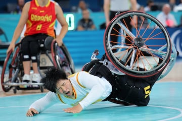 Caída de Xiaolian Huang debajo del aro durante la segunda mitad de un partido del Grupo A de la ronda preliminar femenina contra el equipo de España.