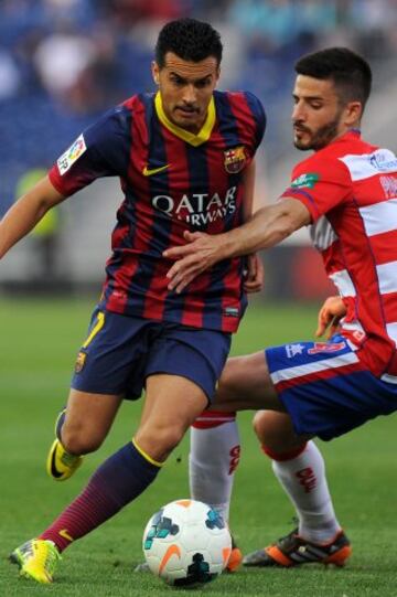 Pedro Rodriguez del Barcelona y Fran Rico del Granada,  durante el partido de Liga en Primera División que disputan en el estadio Nuevo Los Cármenes. 