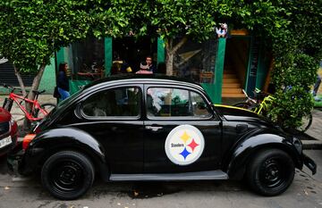 Un escarabajo de los Steelers aparcado en México. A lo mejor el cartel ilegible de ese aficionado era preguntando por su coche...