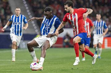 Samu Omorodion contra el balón ante la presión del defensa rojiblanco, Mario Hermoso.