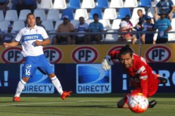 Naranjo hace vista ante un remate de Vargas. 