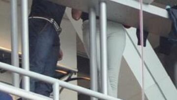 Cristiano ve el partido desde su palco con su novia Irina