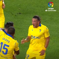 La locura de golazo de Lucas Pérez para dar aire al Cádiz: merece mucho la pena verlo