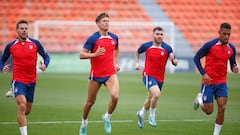 MAJADAHONDA (MADRID), 16/11/2023.- (De izq a der) Los jugadores del Atlético de Madrid César Azpilicueta, Marcos Llorente, Javi Galán y Samuel Días Lino participan en un entrenamiento del equipo en la Ciudad Deportiva Wanda de Majadahonda (Madrid) este jueves, para preparar su próximo partido de LaLiga de fútbol contra el Mallorca del próximo 25 de noviembre. EFE/ Atlético de Madrid SOLO USO EDITORIAL/SOLO DISPONIBLE PARA ILUSTRAR LA NOTICIA QUE ACOMPAÑA (CRÉDITO OBLIGATORIO)
