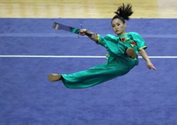 Diana Bong Siong de Malasia, durante la competición de Nandao (es una especie de espada que se utiliza sobre todo en los ejercicios de Wushu chinos contemporáneos).