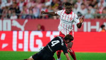 GIRONA, 30/08/2025.- El delantero maliense del Girona Dawda Camara (d) lucha con Kike Salas, del Sevilla, durante el partido de la tercera jornada de LaLiga que Girona FC y Sevilla FC disputan este sábado en el estadio Municipal de Montilivi. EFE/Siu Wu