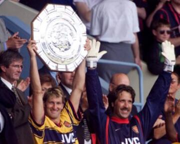 1998. El Arsenal de Wenger consigue la Charity Sheild tras ganar al Manchester United 3-0. El capitan Tony Adams y el portero David Seaman.