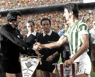 Iríbar en la final de la Copa del Rey de 1977 entre el Betis y Athletic de Bilbao.