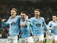 Swedberg celebra con Aspas y Mingueza el gol anotado ante el Lille.