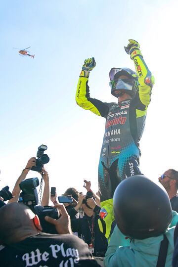 Alegr赤a de Valentino Rossi tras su 迆ltima carrera. El Doctor, el m芍s grande, el heptacampe車n de la categor赤a, nos deja. El italiano lo ha hecho con una de sus mejores carrreras de la temporada, finalizando d谷cimo.