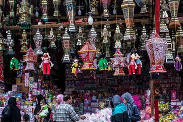 Linterna de Ramadán con la imagen del delantero egipcio del Liverpool Mohamed Salah colgada a la venta en un mercado en el distrito central Sayyida Zeinab de la capital de El Cairo.

