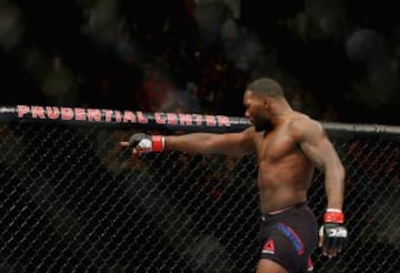 Rumble Johnson dominó de pies a cabeza el combate