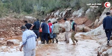 Voluntarios de la Media Luna Roja Libia participan en una operación de rescate en un lugar no identificado en Libia en esta captura de pantalla obtenida de un video publicado en las redes sociales.