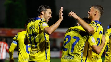 El defensa de la UD Las Palmas Juan Herzog celebra su gol, cuarto del equipo canario, ante el Ontiñena, con Jaume Mata, gran protagonista del choque.