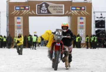 La piloto española Laia Sanz Pla-Giribert de Honda se prepara para la salida pese a las condiciones meteorológicas hoy, lunes 12 de enero de 2015, durante la octava etapa del rally Dakar 2015 entre Uyuni e Iquique (Chile), en el salar de Uyuni (Bolivia).