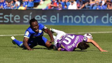 Djené comete penalti sobre Óscar Plano en el partido que el sábado jugaron Getafe y Valladolid.