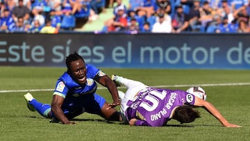 Djené comete penalti sobre Óscar Plano en el partido que el sábado jugaron Getafe y Valladolid.