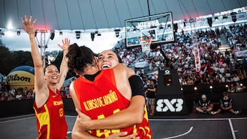 Gracia Alonso de Armiño y Juana Camilión se abrazan con Sandra Ygueravide de fondo.