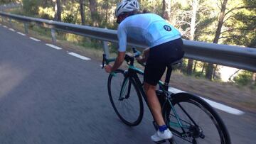 La ciclista Ilse Geldhof prueba el nuevo culotte de Pedella, que permite a las deportistas orinar sin necesidad de desnudarse