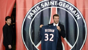 David Beckham posa con la camiseta del PSG el d&iacute;a de su presentaci&oacute;n como nuevo jugador del equipo parisino