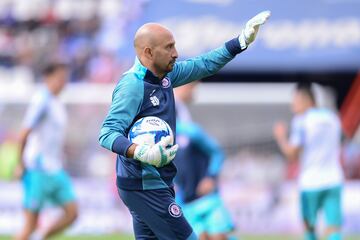 Óscar Pérez se quería quedar en Cruz Azul hasta que el equipo saliera Campeón de Liga una vez más, pero su edad, decisiones de la directiva, más un cambio de proyecto deportivo provocaron su salida del club.