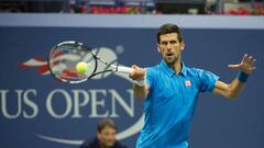 Novak Djokovic devuelve una bola a Jerzy Janowicz durante su partido de primera ronda en el US Open.