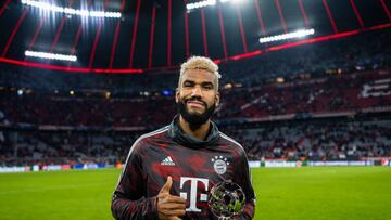 Eric Maxim Choupo-Moting, jugador del Bayern de Múnich, posa con el trofeo de MVP de la Champions League tras el partido ante el Inter de Milán.