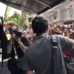 Recibimiento a lo rockstar: Colombianos saludan a Egan