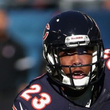 Kyle Fuller, de los Chicago Bears devuelve una intercepción mientras Stefon Diggsle persigue perfectametne sincronizado.