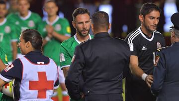 El lateral de la selección mexicana no pudo evitar que se le salieran algunas lágrimas durante el minuto de silencio en el duelo ante Trinidad y Tobago.