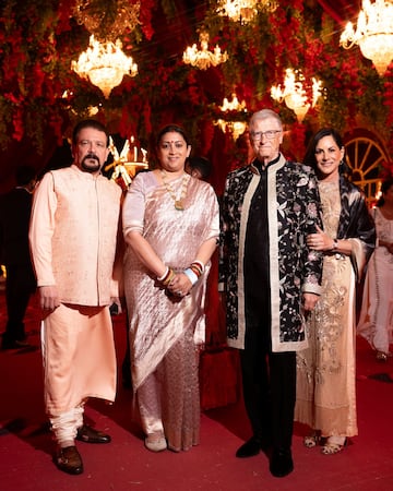 Paula Hurd, Bill Gates, Smriti Irani, Ministra de Desarrollo de la Mujer y el Niño de la India, y su marido Zubin Irani, posan durante las celebraciones previas a la boda. 