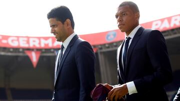 Nasser Al Khelaïfi y Kylian Mbappé, en la presentación del jugador en el Parque de los Príncipes en 2017.