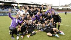 Guti y el Juvenil A del Real Madrid celebraron en el c&eacute;sped de O Couto el triunfo en la Copa de Campeones Juveniles 2017.