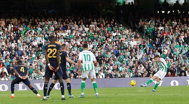 El jugador del Real Betis, Aitor Ruibal, dispara a portería en el gol del empate ante el Real Madrid. 