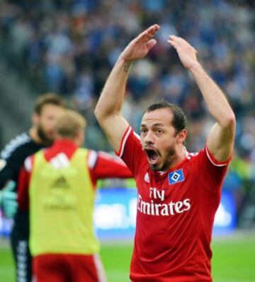 El jugador del Hamburgo Marcelo Diaz celebra el gol en los descuentos con su compañero Matthias Ostrzolek.