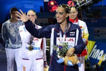 Ona Carbonell Ballestero feliz tras recibir otra medalla de bronce, esta vez por el ejercicio solo libre.