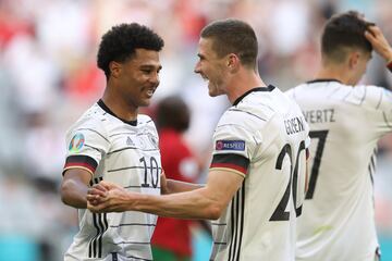 Robin Gosens y Serge Gnabry celebrando el cuarto gol de Alemania